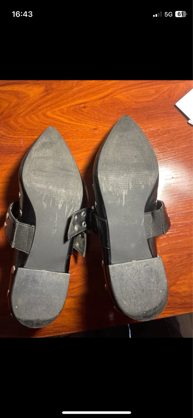 Zapatos negros elegantes con tachuelas