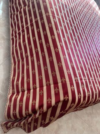 Copriletto e centri con gigli dorati anche natanat