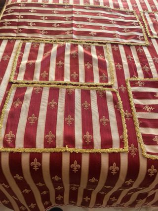 Copriletto e centri con gigli dorati anche natanat