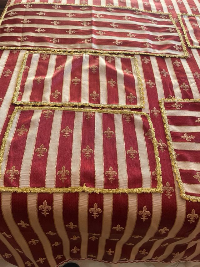 Copriletto e centri con gigli dorati anche natanat