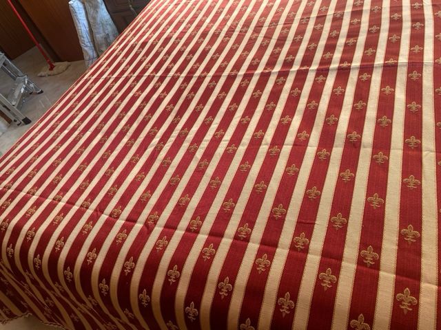 Copriletto e centri con gigli dorati anche natanat