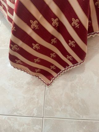 Copriletto e centri con gigli dorati anche natanat