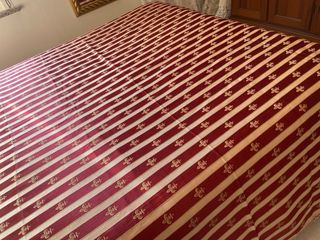 Copriletto e centri con gigli dorati anche natanat