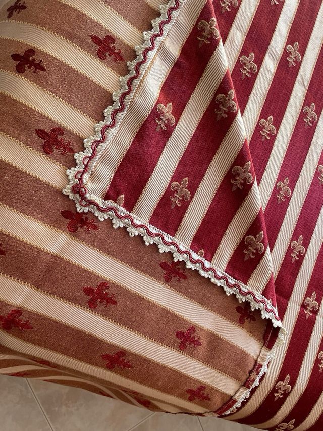 Copriletto e centri con gigli dorati anche natanat