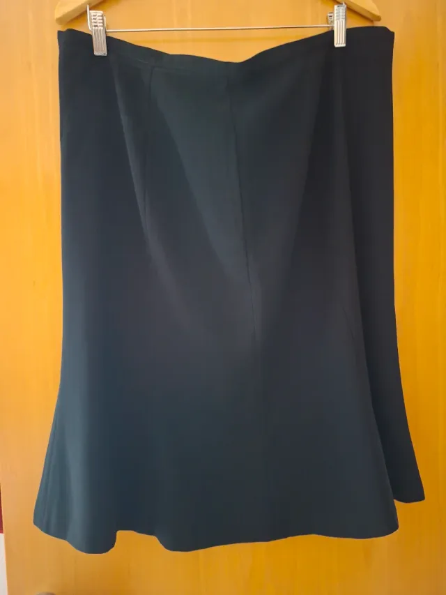 Falda negra talla 52