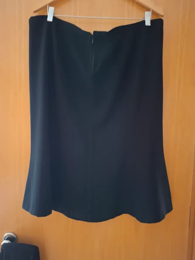 Falda negra talla 52