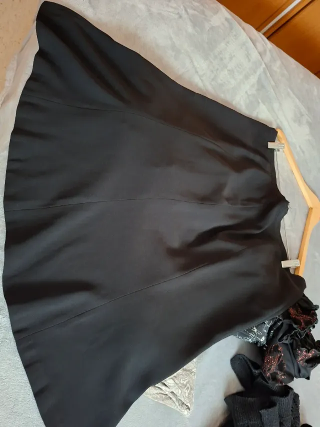 Falda negra talla 52