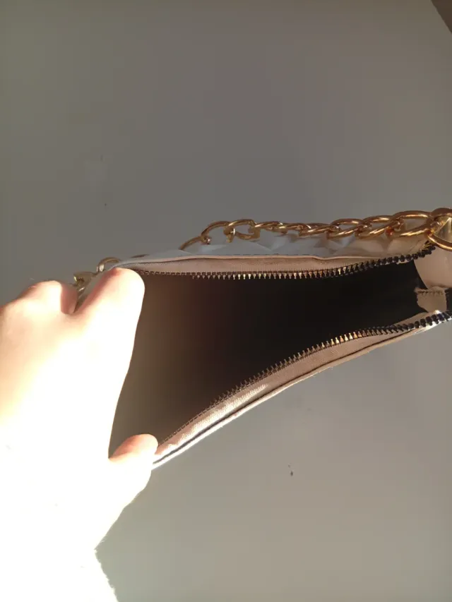 Bolso blanco con cadena dorada