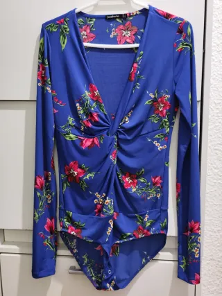 Body Stradivarius floral azul y rojo