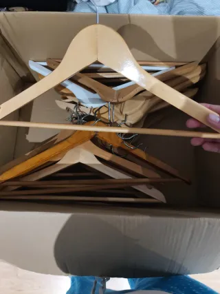 25 Perchas Madera Marrón y Blanca