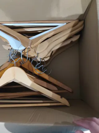 25 Perchas Madera Marrón y Blanca