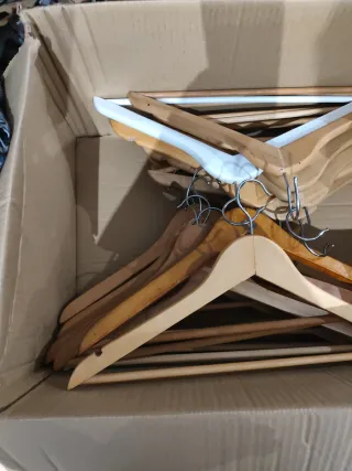 25 Perchas Madera Marrón y Blanca