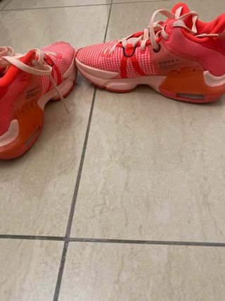 Zapatillas Baloncesto Rosas y Rojas. Nike Lebron