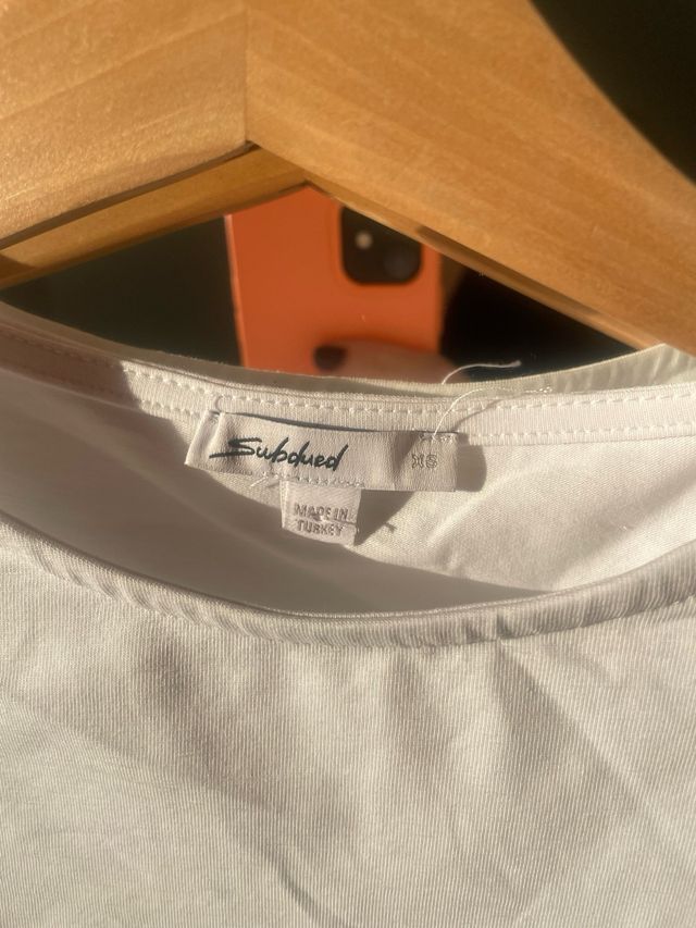 Camiseta blanca SUBDUED hombros descubiertos