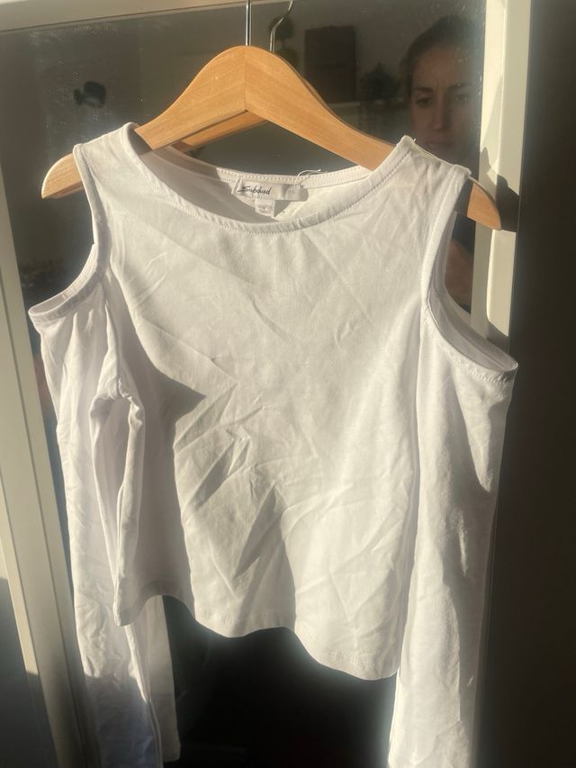 Camiseta blanca SUBDUED hombros descubiertos