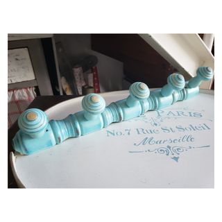 Perchero antiguo de madera azul