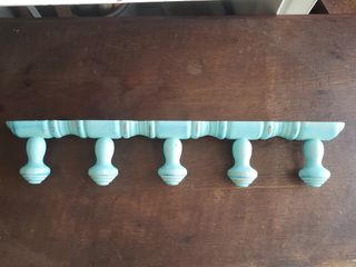 Perchero antiguo de madera azul