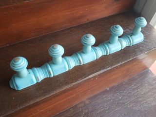 Perchero antiguo de madera azul