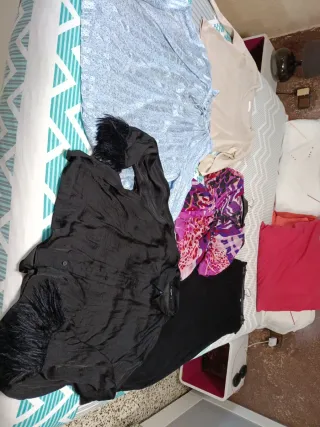 Lote Ropa Mujer Negra y Multicolor