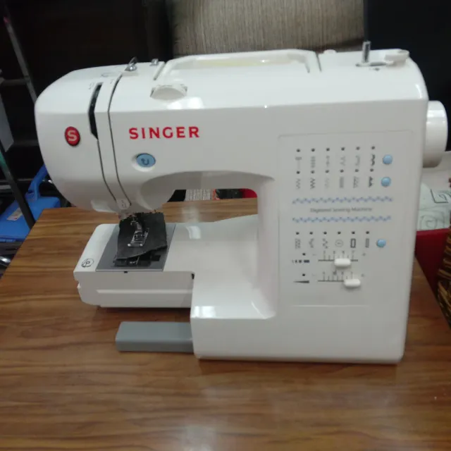 Máquina de coser  fonciona le falta pedal