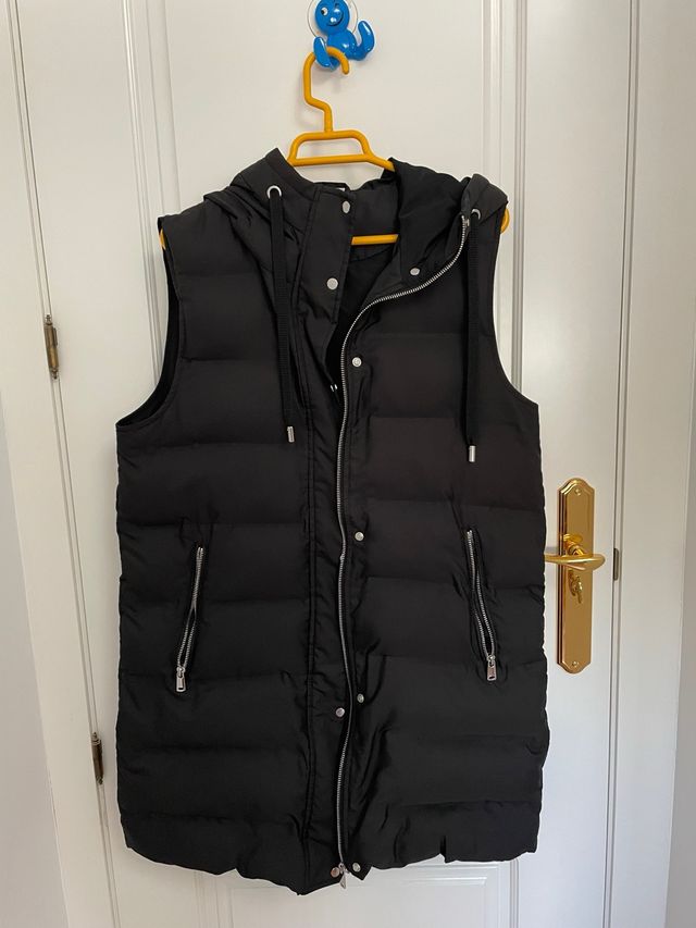 Chaleco acolchado negro con capucha