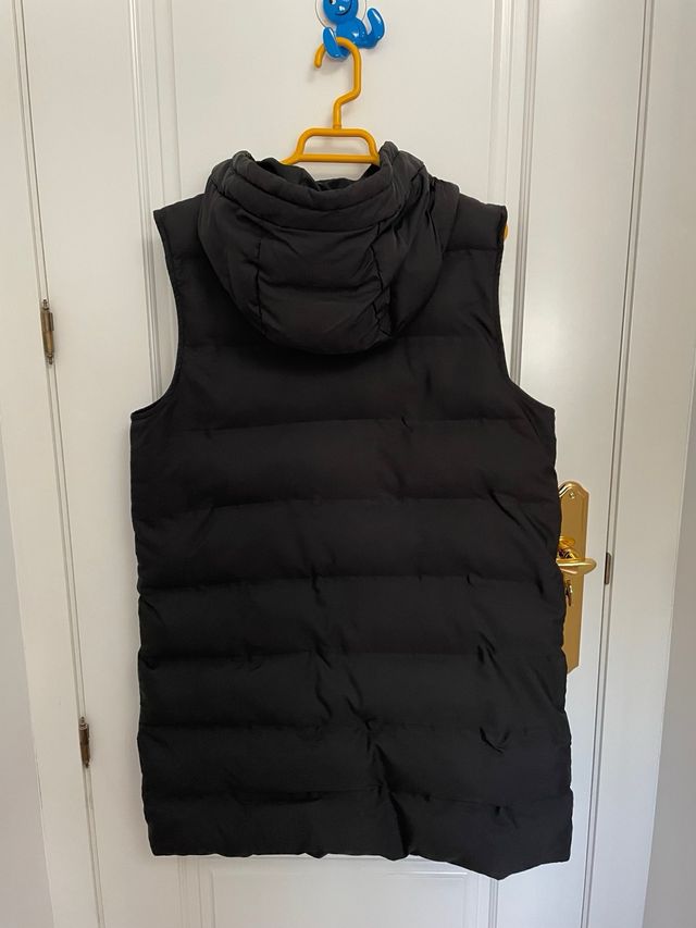 Chaleco acolchado negro con capucha