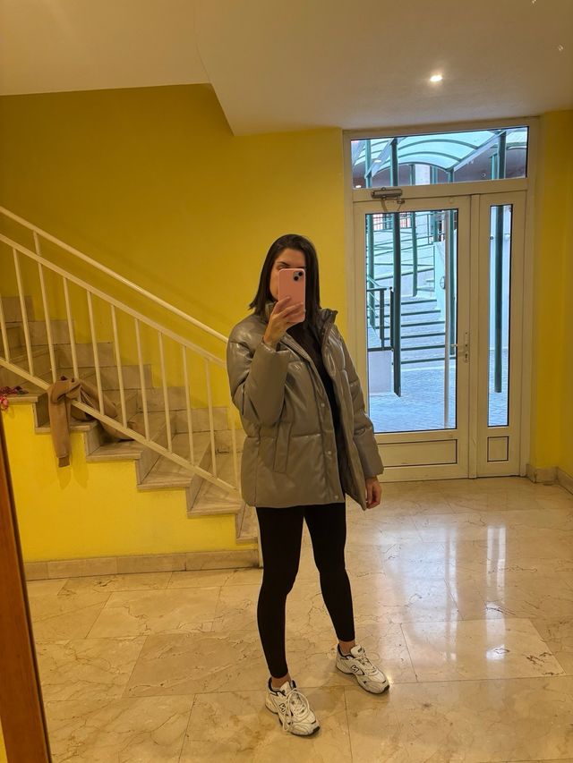 Abrigo acolchado efecto piel gris