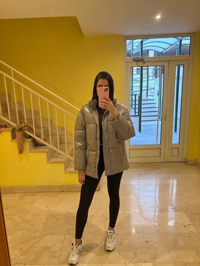 Abrigo acolchado efecto piel gris