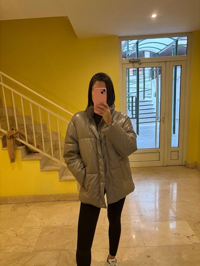 Abrigo acolchado efecto piel gris