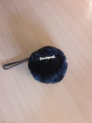 Bolso redondo Desigual negro peludo
