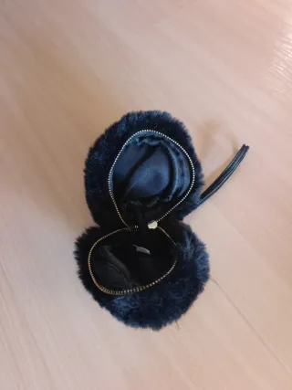 Bolso redondo Desigual negro peludo