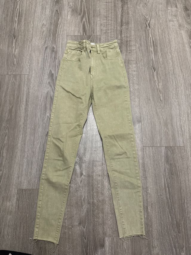 Pantalón verde tiro alto