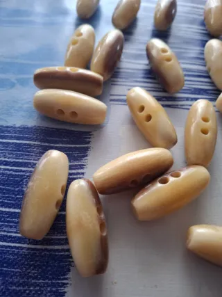 25 botones trenca beige y marrón