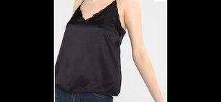 Top lencero de seda negro con volantes