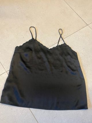 Top lencero de seda negro con volantes