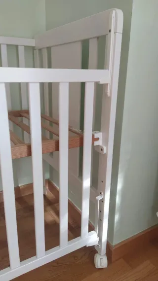 Cuna de bebé blanca con ruedas