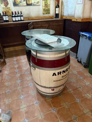 Barriles de vino negros y marrones