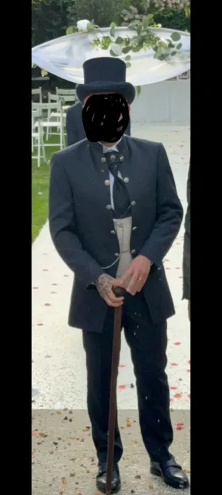 Traje de novio azul marino