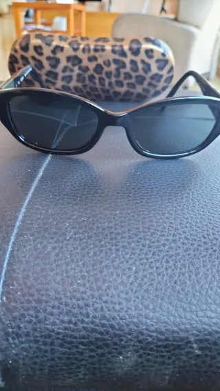 Gafas Guess auténticas.