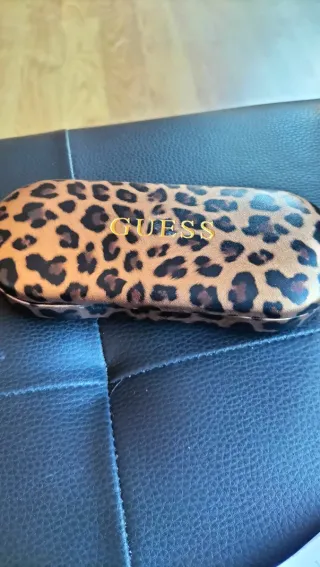 Gafas Guess auténticas.