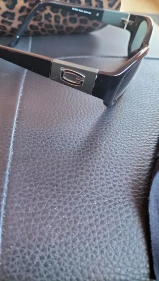 Gafas Guess auténticas.