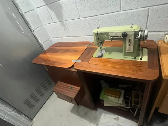 Máquina de coser Alfa con mueble madera.En persona
