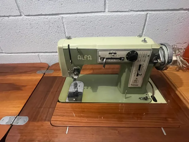 Máquina de coser Alfa con mueble madera.En persona