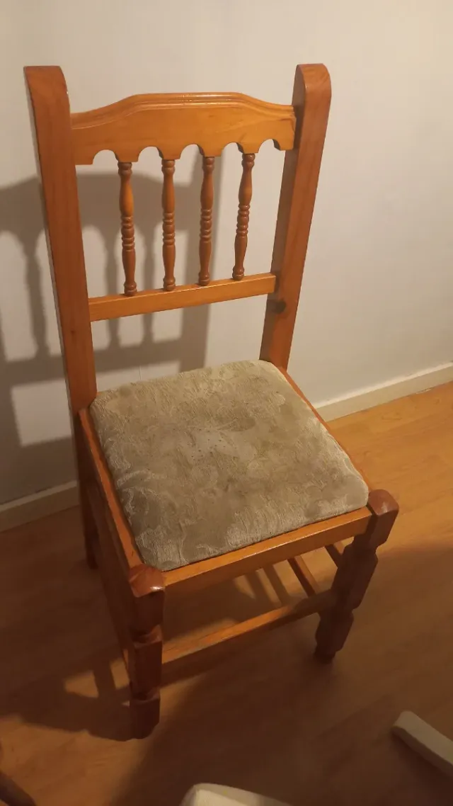 Silla de madera con asiento tapizado
