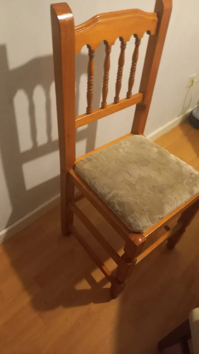 Silla de madera con asiento tapizado