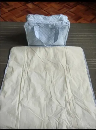 Bolso y mantita de bebé azul
