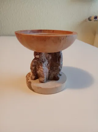 Portacandele in pietra con scimmie