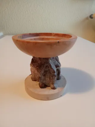 Portacandele in pietra con scimmie