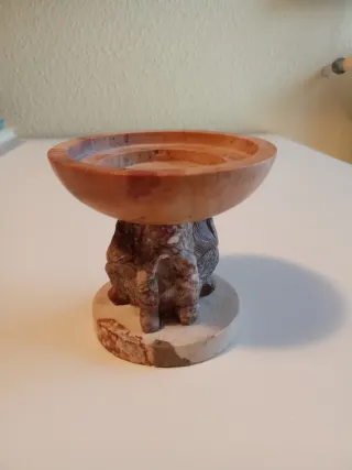 Portacandele in pietra con scimmie