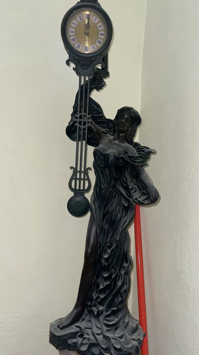 Reloj de Pie Escultura Figura Mujer